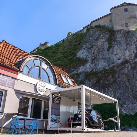Lovely 4-Bedroom Flat In Historical Center With Stunning View Trencin Bagian luar foto