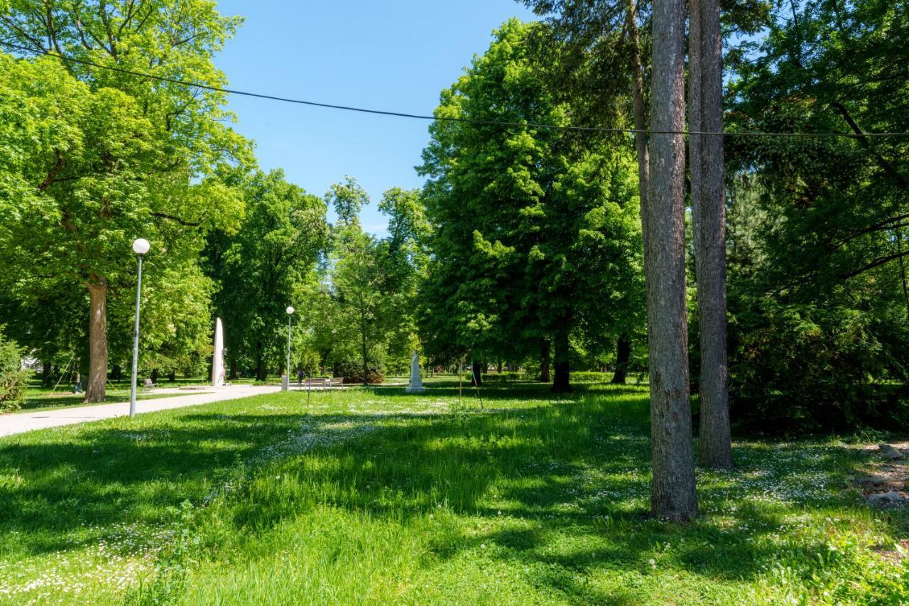 Lovely 4-Bedroom Flat In Historical Center With Stunning View Trencin Bagian luar foto