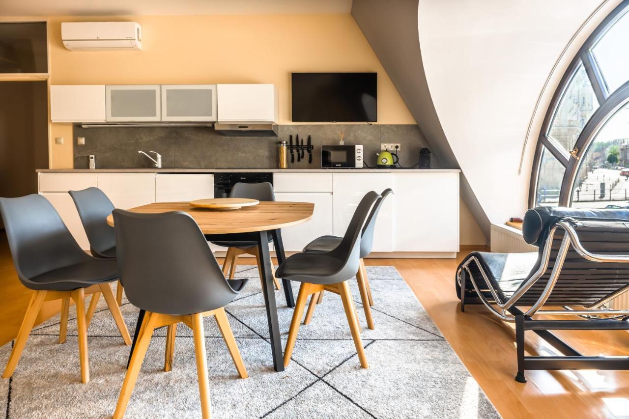 Lovely 4-Bedroom Flat In Historical Center With Stunning View Trencin Bagian luar foto
