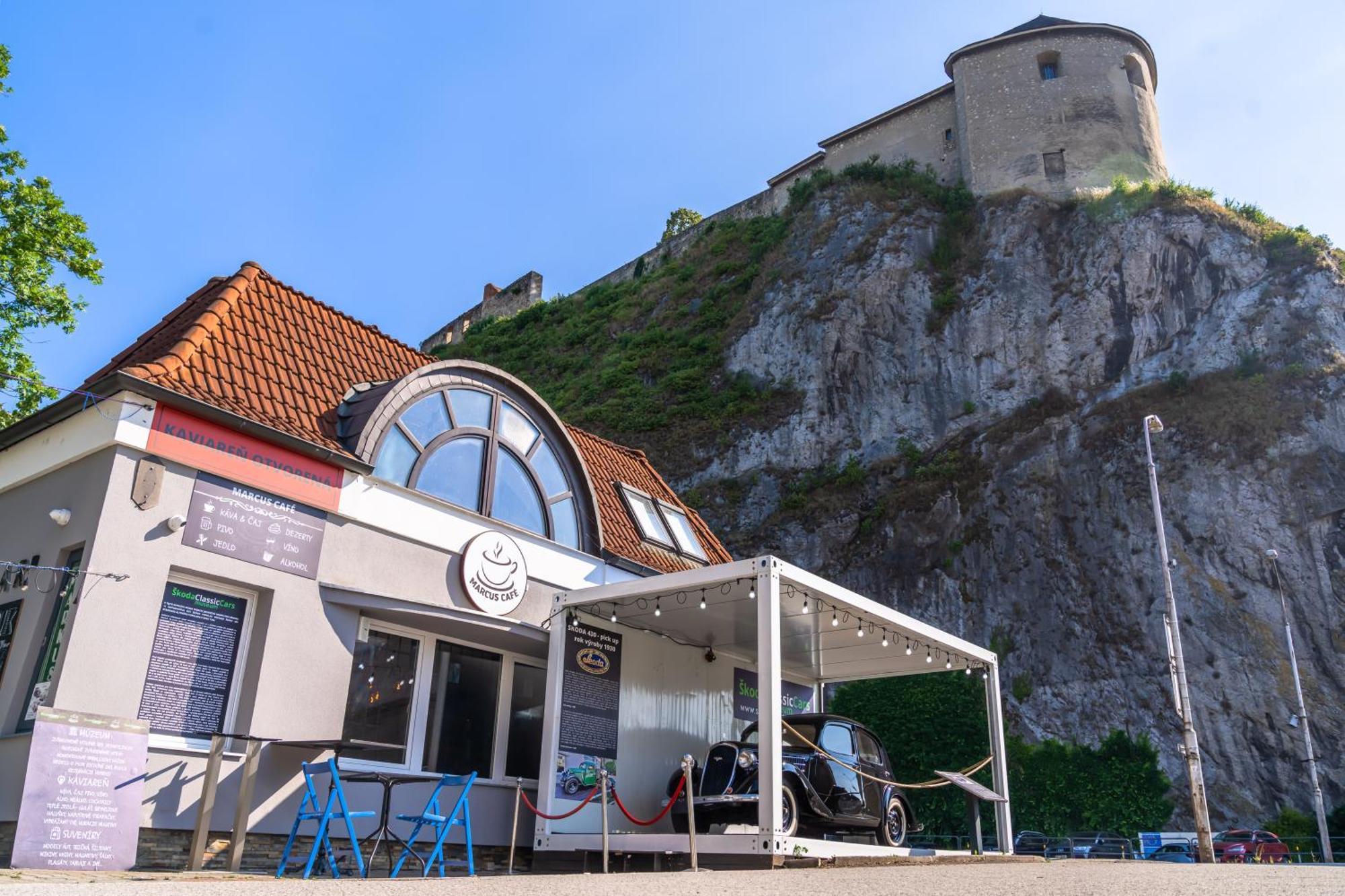 Lovely 4-Bedroom Flat In Historical Center With Stunning View Trencin Bagian luar foto