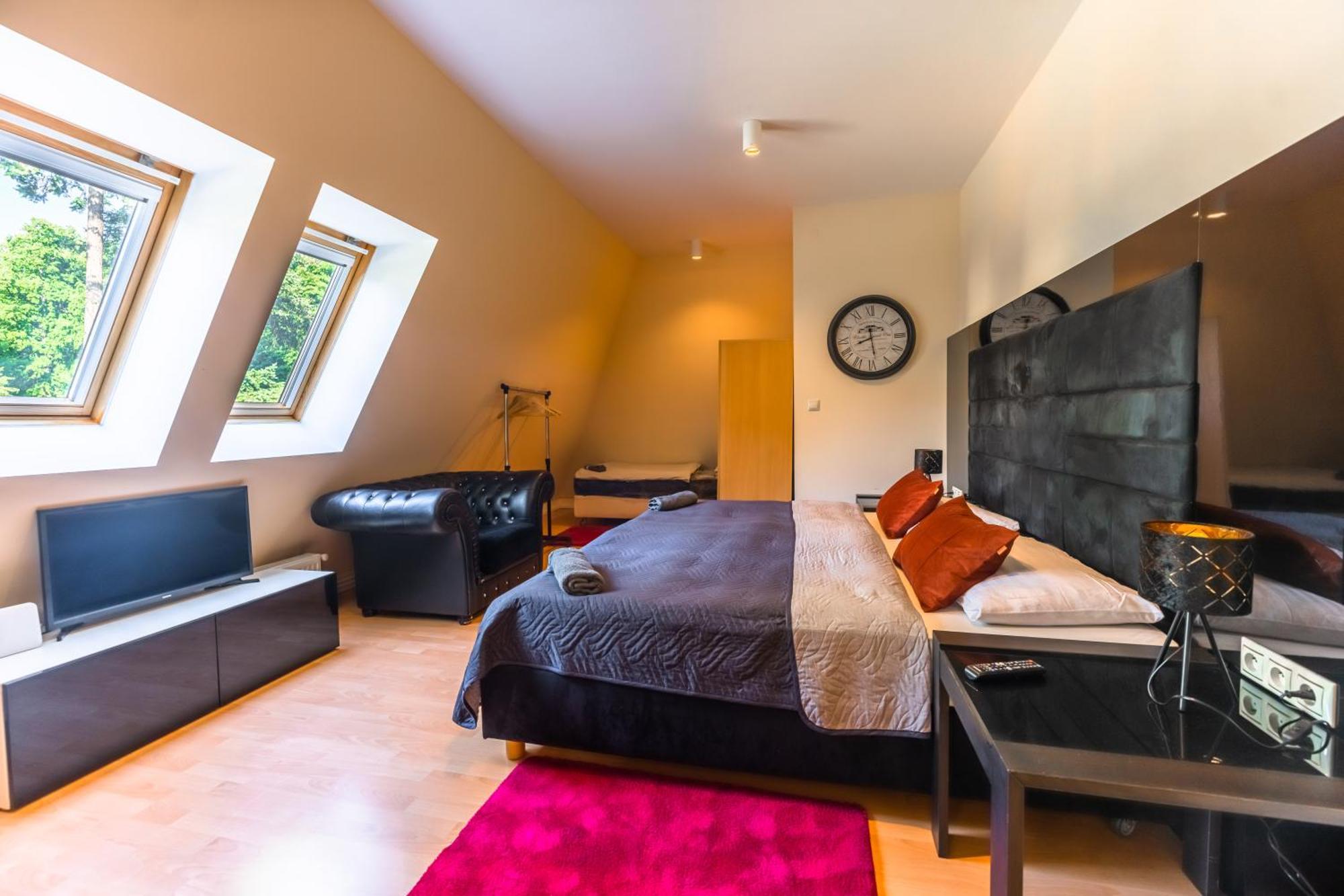 Lovely 4-Bedroom Flat In Historical Center With Stunning View Trencin Bagian luar foto